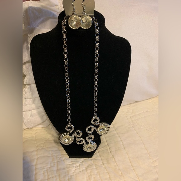 LARGE ROUND SPARKLY RHINESTONE SILVER NECKLACE & EARRING SET. Gorgeous!! - Picture 4 of 5